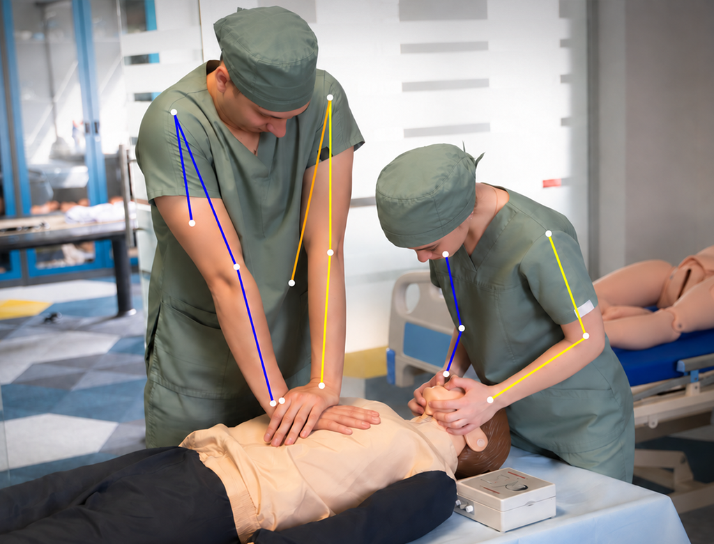 Profissional realizando compressões torácicas em um manequim de treinamento